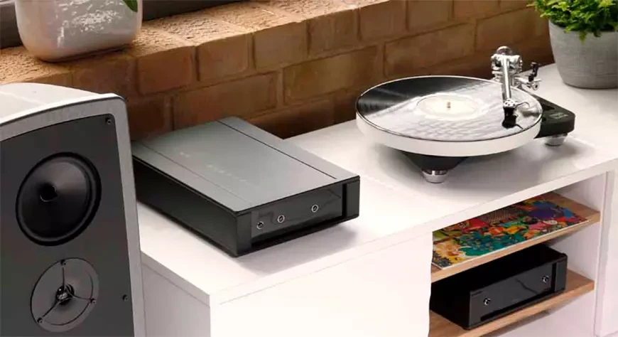 Rega Naia vinyl record player