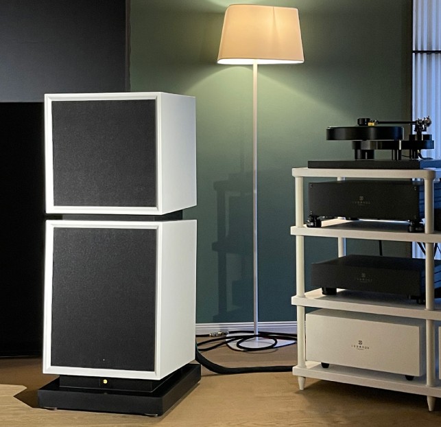 Lyravox Karlmann Monolith