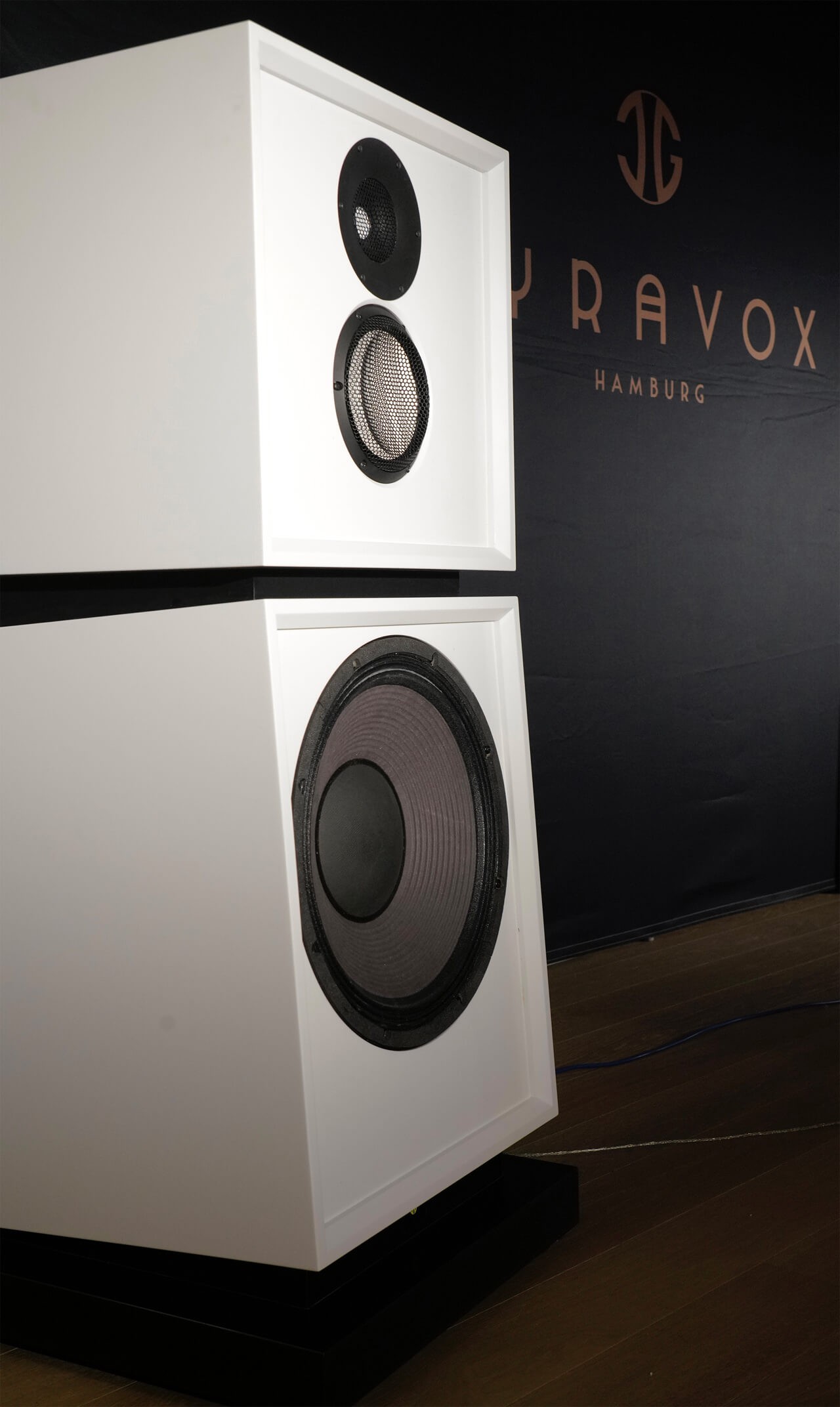 The Karlmann Monolith loudspeaker from Lyravox with decoupled housings for low and mid-high frequencies