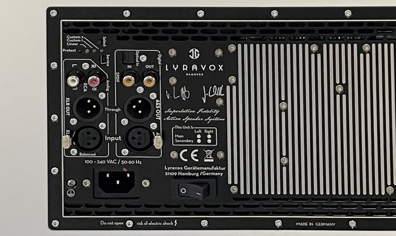 The connection panel of the Lyravox Karlmann Monolith offers balanced and unbalanced inputs