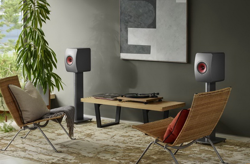 kef_lifestyle_ls50wirelessii_titaniumgrey_livingroom_casualseating_r1__large_full.jpg kef_lifestyle_ls50wirelessii_titaniumgrey_livingroom_casualseating_r1__large_full.jpg