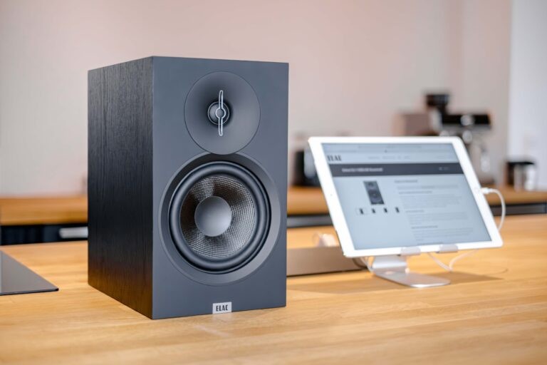 Tweeter with aluminum canopy and bass made of aramid fibers