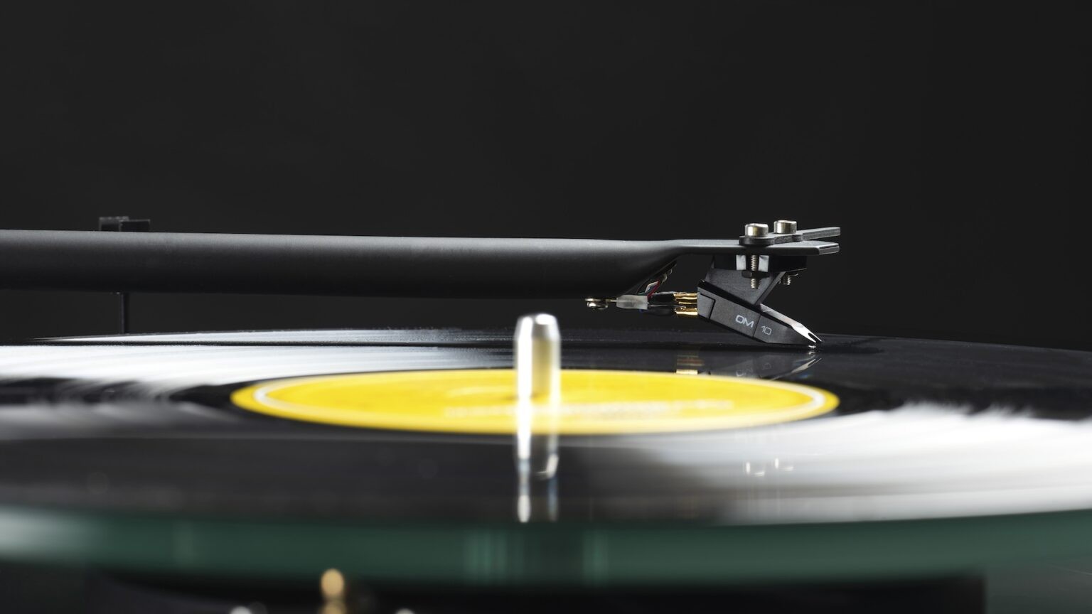 An Ortofon OM10 cartridge with diamond stylus tip is pre-mounted on the Pro-Ject T1-Evo tonearm.