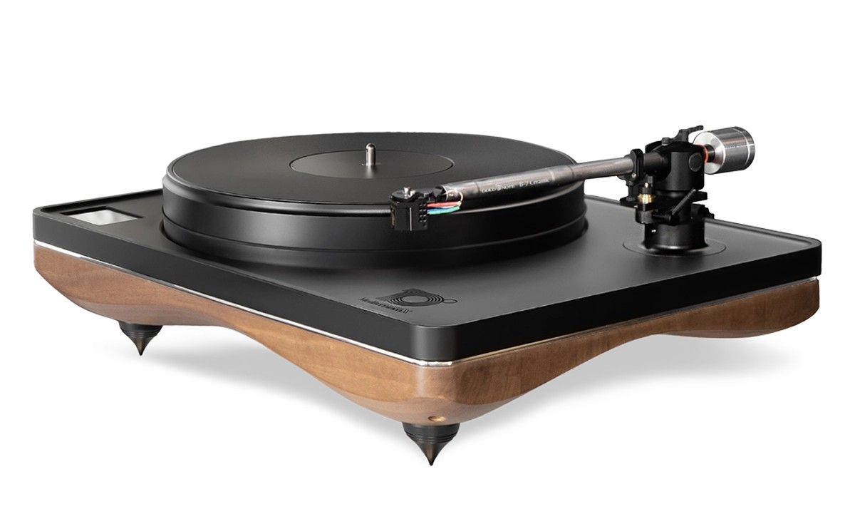 Included with the turntable is Gold Note’s B‑7 Ceramic X tonearm, a 9-inch unit made from titanium and equipped with high-purity internal wiring. 
