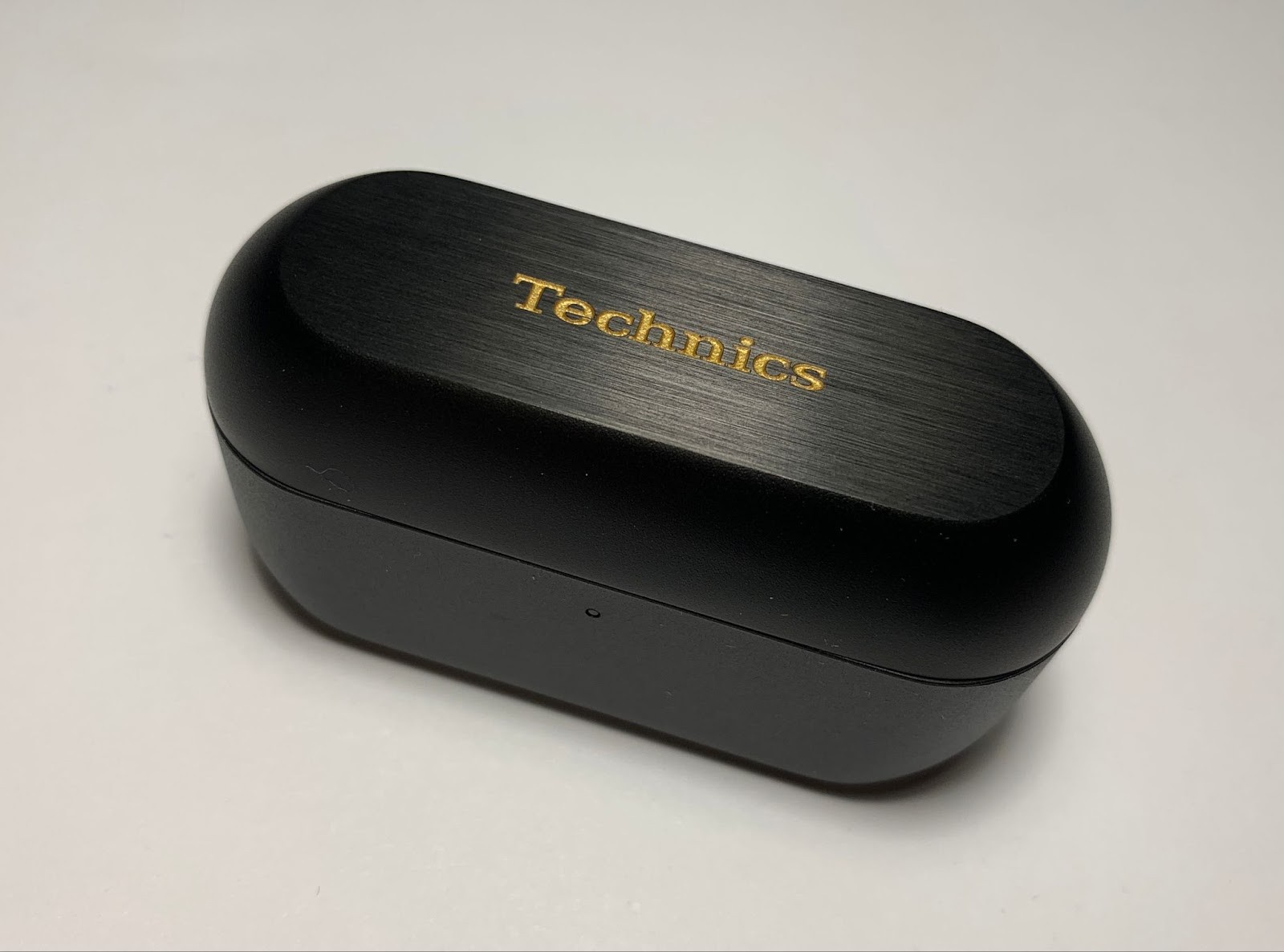 Under the cover in the center is a charge level indicator, and the USB Type-C connector for charging is located on the back of the case.