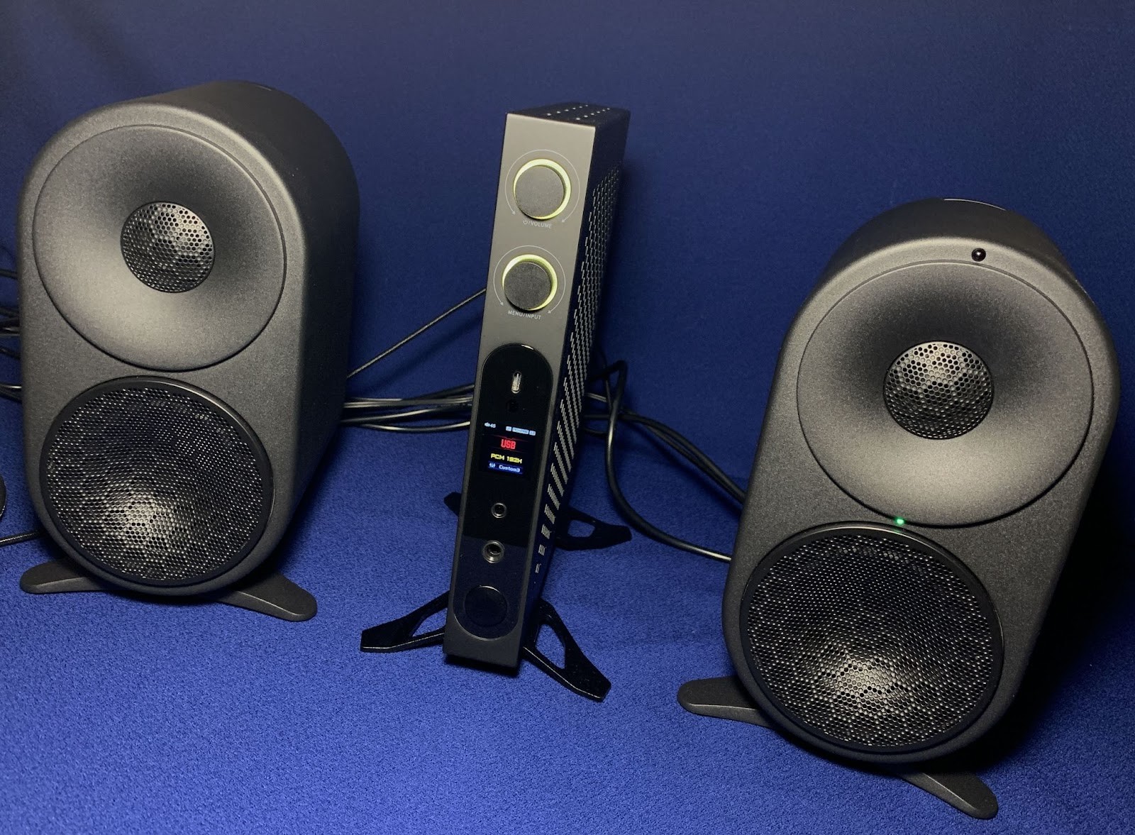 As for the sound, the Shanling S0 impresses with its versatility. Genre-wise, the speakers are suitable for most musical genres thanks to their deep and fast bass, smooth midrange and well-detailed high frequencies.