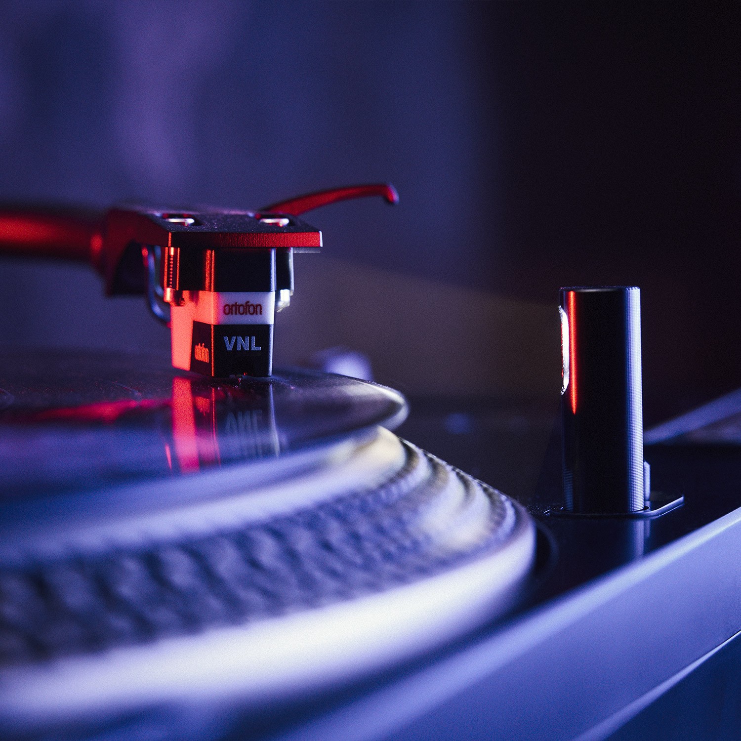 The removable cartridge housing has a standard SME mount, so you can have a spare housing in reserve in case you accidentally damage the stylus in the middle of a set.