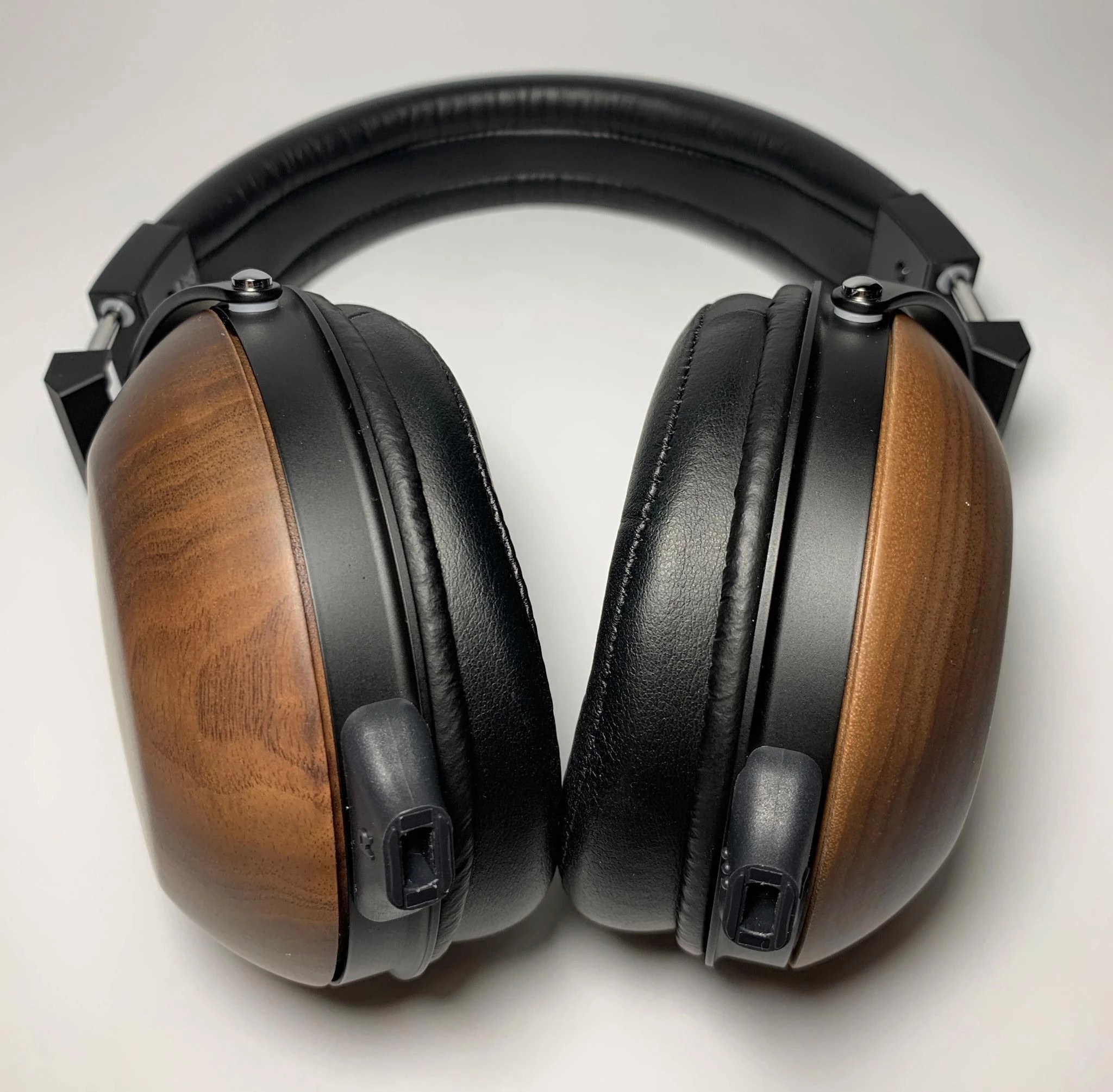 These are closed full-size headphones with 50 mm Biodyna dynamic drivers made of biocellulose, installed in cups made of natural black walnut. 