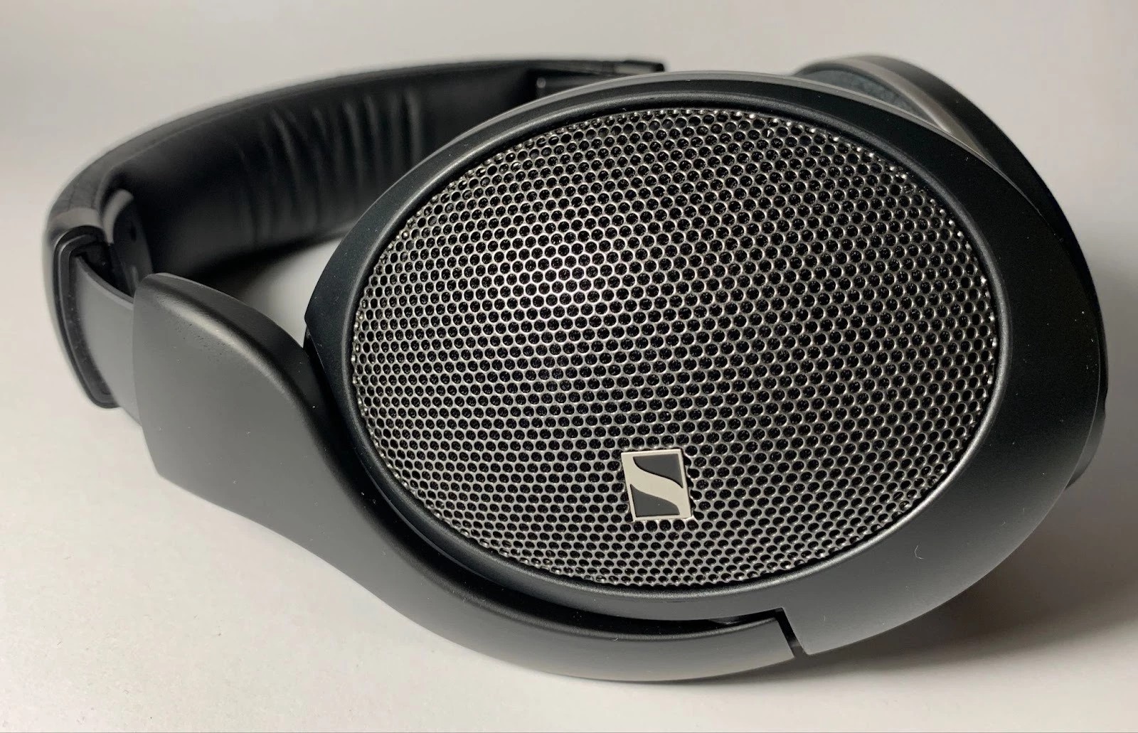 Structurally, the HD 550 are as light and ergonomic as possible. The weight is only 237 grams, which is almost a record for full-back headphones of this class. 