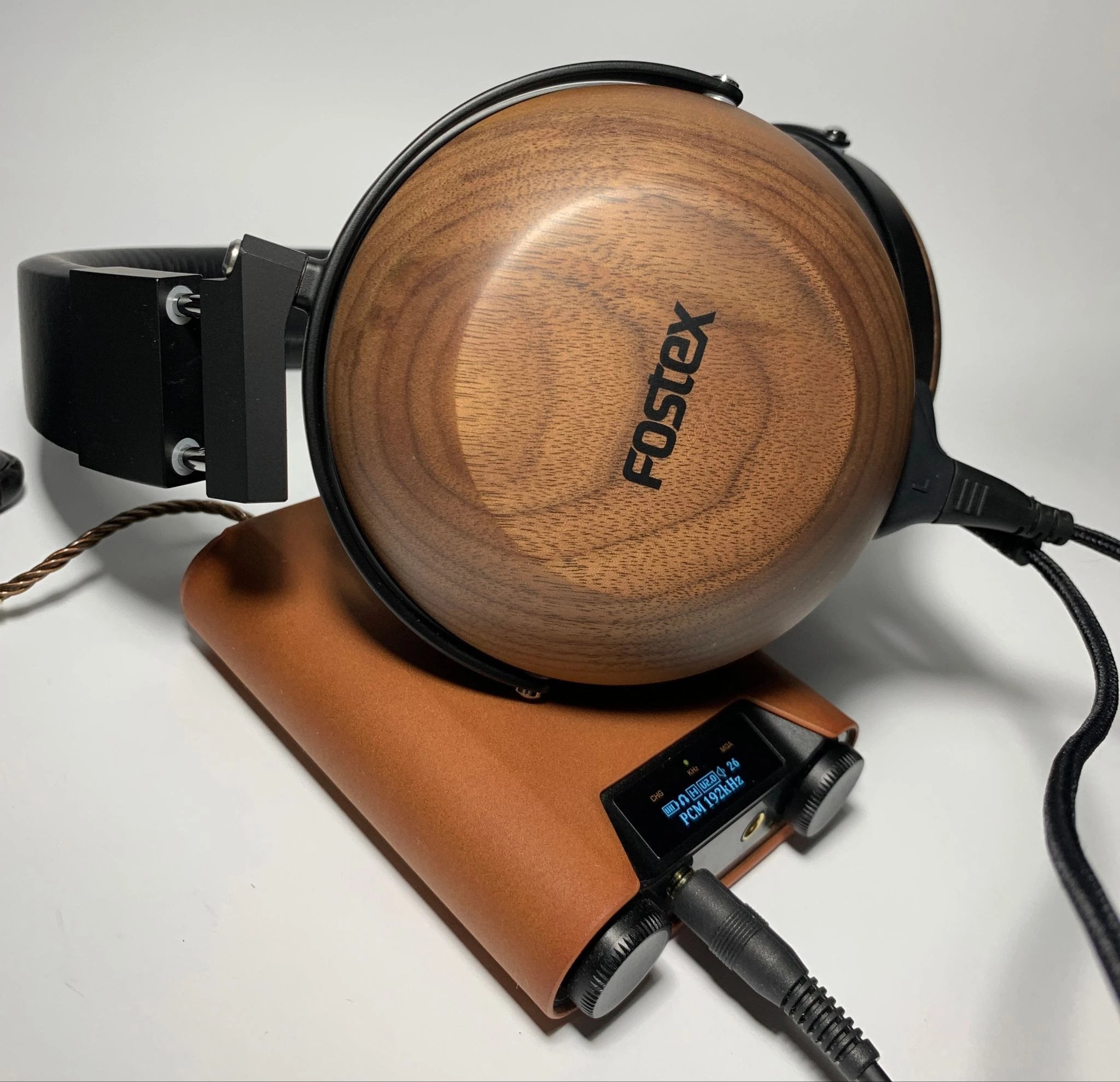 The sound picture is natural, wide, without excessive accents, except for a noticeable high-frequency highlight, which is very befitting the overall sound signature