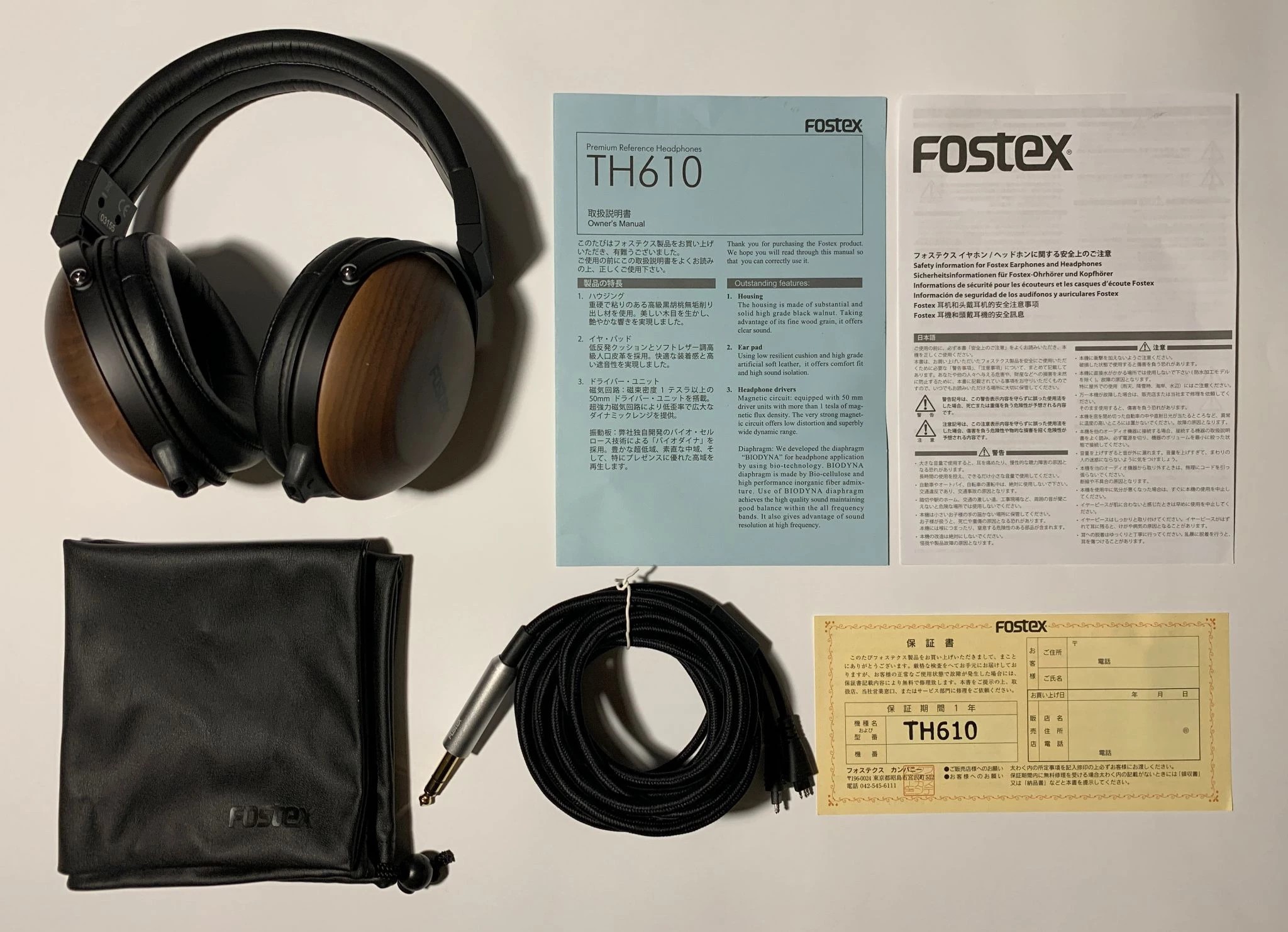 The headphones, along with the cable, are neatly placed in a bag made of eco-leather, and on top lies all the documentation - warranty card, instructions, etc.