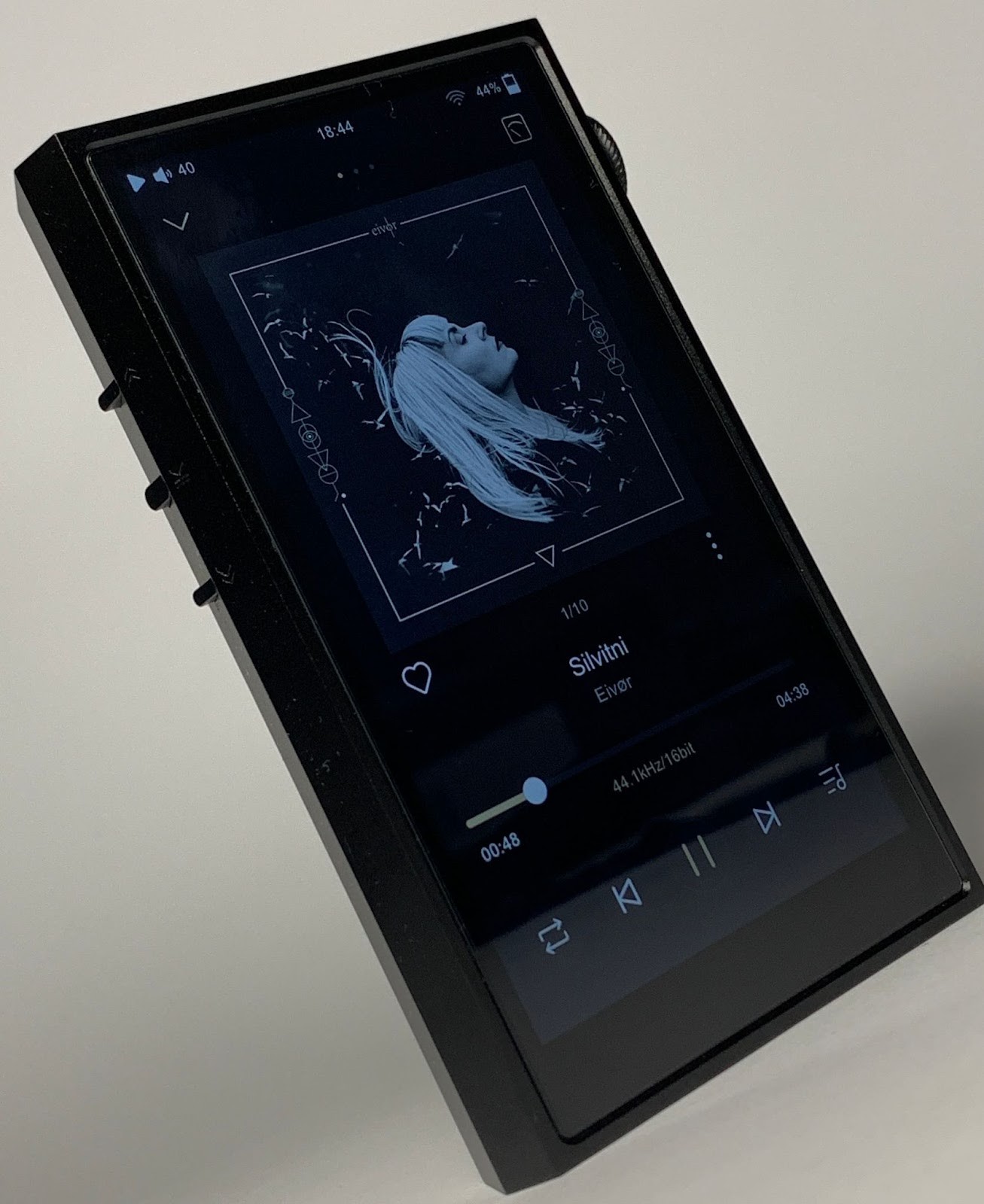 The player is equipped with a fairly high-quality TFT screen, which occupies about 75% of the front panel. Its resolution is HD (1280×720), and given the relatively small diagonal of 4.7 inches, the pixels are not noticeable - which is already good.