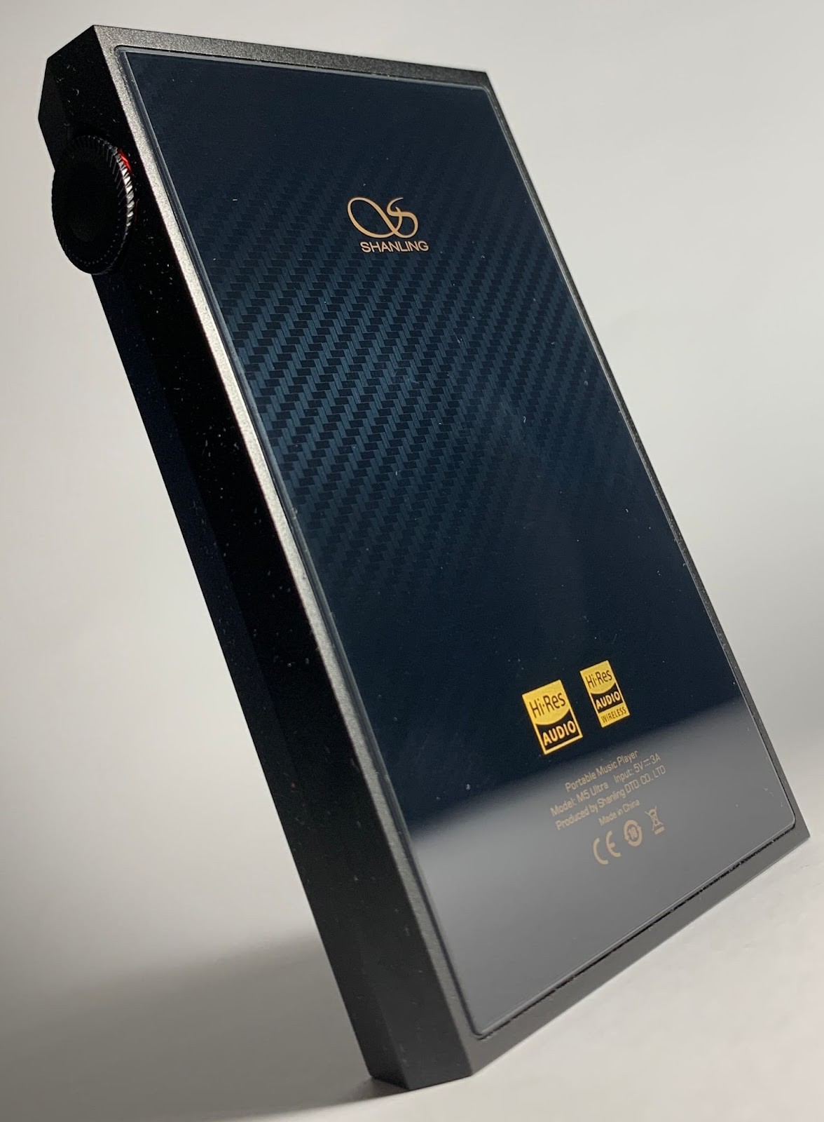 The weight and dimensions of the device are optimal: it weighs about the same as a modern smartphone, and the dimensions are even smaller, if you don't take into account the thickness, which is about 2 cm.