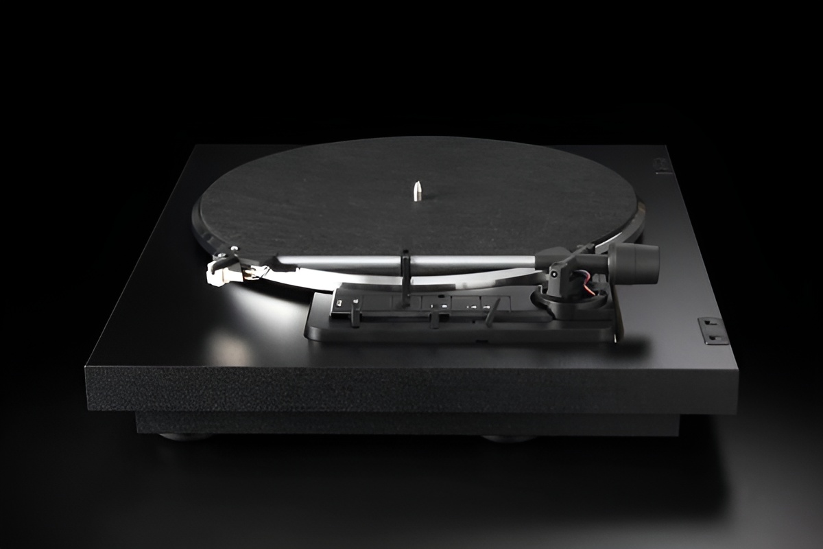 The company emphasizes "Handmade in Germany," stating that 99% of the parts used in its turntables are made locally, and every part, screw, and spring is assembled and meticulously adjusted through numerous small steps to achieve the best sound quality.