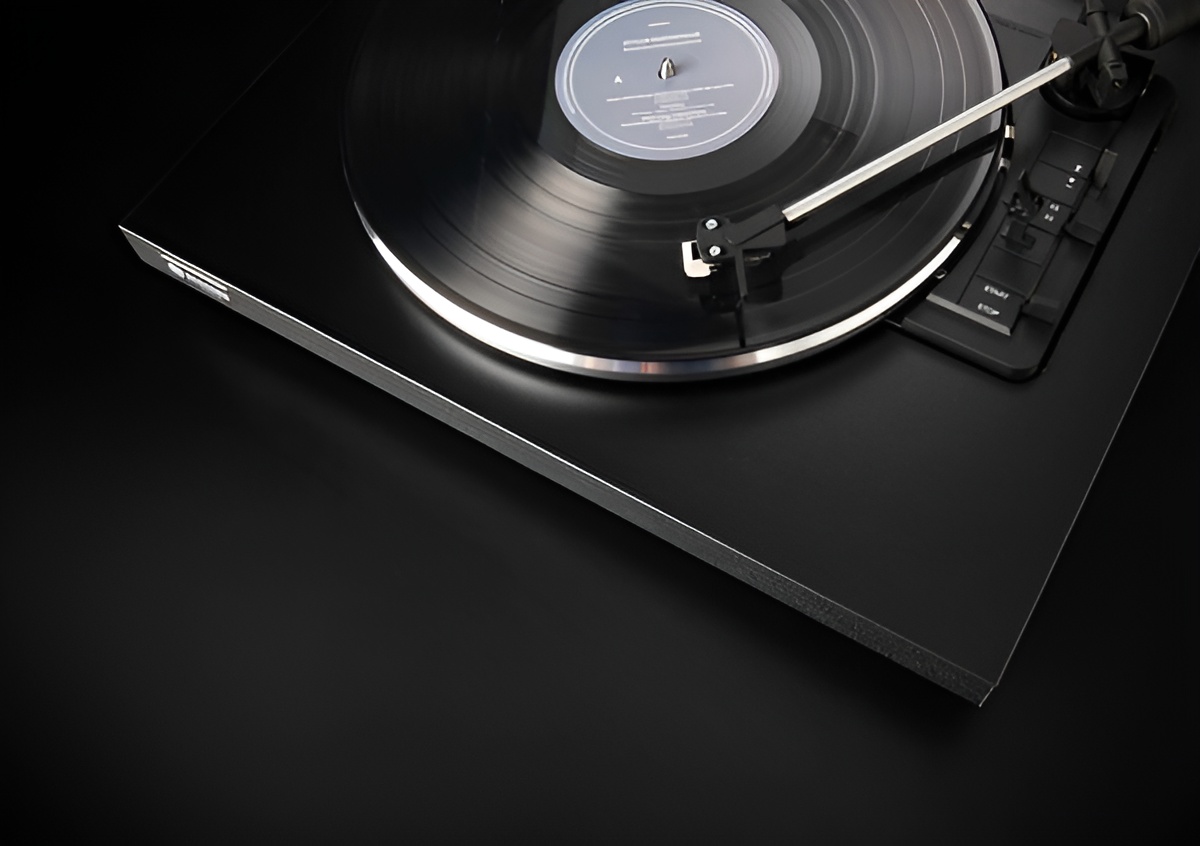 The F110P is a fully automatic turntable that allows you to enjoy LPs without knowing anything about turntables.