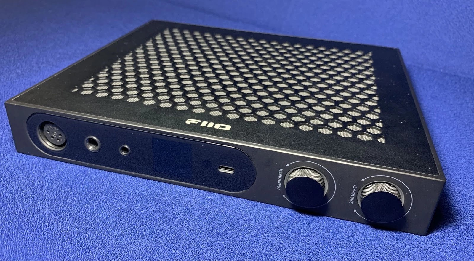 The FiiO K19 case is made of anodized aluminum with thoughtful ventilation, thanks to which the device is effectively cooled even under prolonged load. 