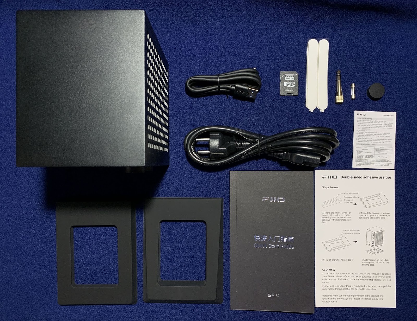 The R7 itself is placed vertically, it lies in the box, and does not stand. On the left is a separate black cardboard box in which all the equipment is packed.