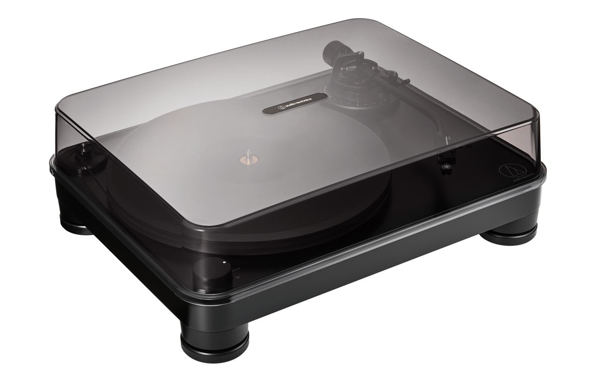 An integrated, switchable phono preamplifier supports both MM and MC cartridges, facilitating integration into various hi-fi systems. Precise speeds at 33⅓ and 45 rpm are ensured by an optical sensor system, complemented by vibration-damped motor mounting, isolating feet, and an external power supply.
