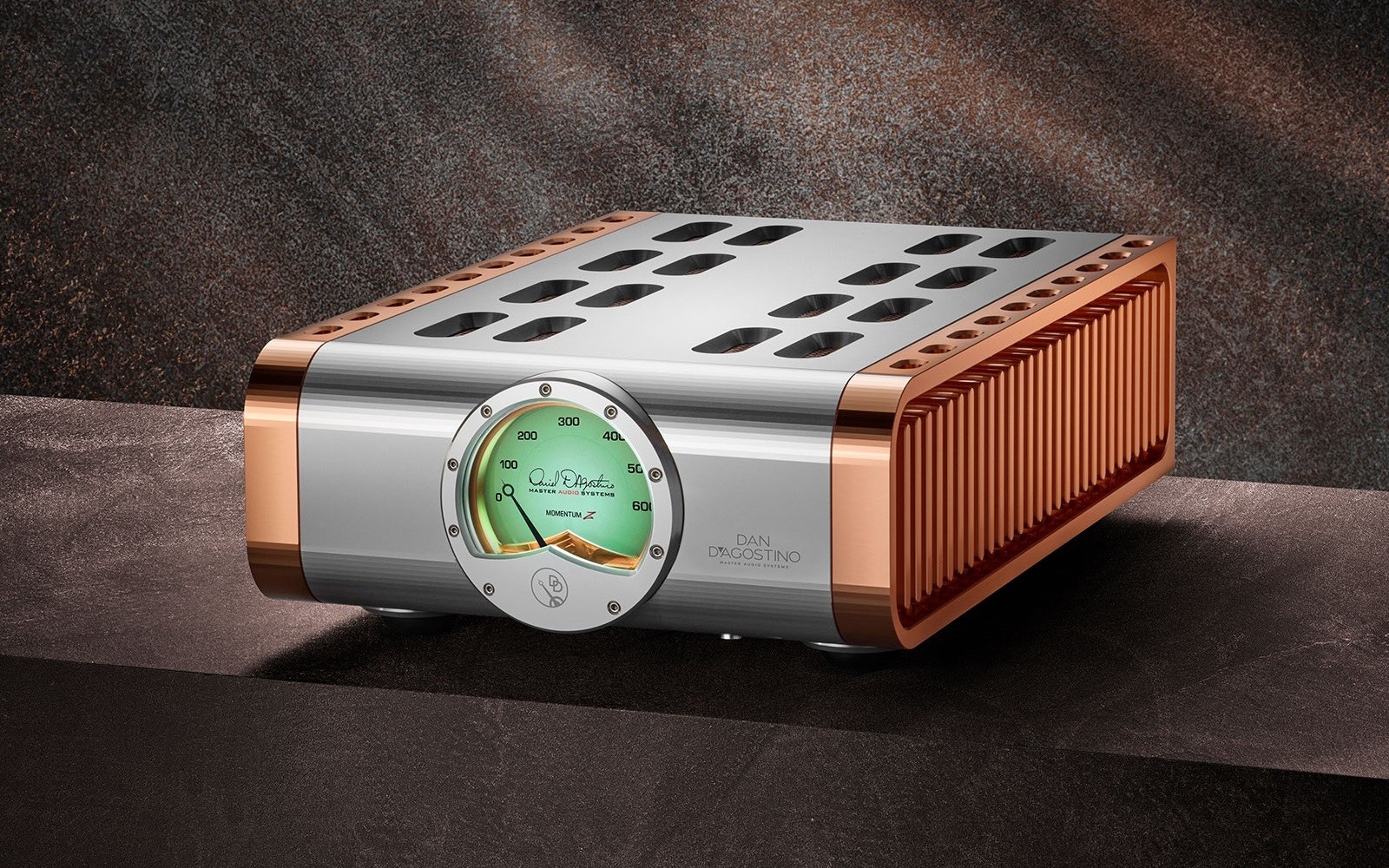 Dan D’Agostino unveils the Momentum Z Monoblock—a 500-watt, fully analog powerhouse with copper heatsinks, dual 1200VA transformers, and real-time system monitoring. A new reference in high-end amplification.