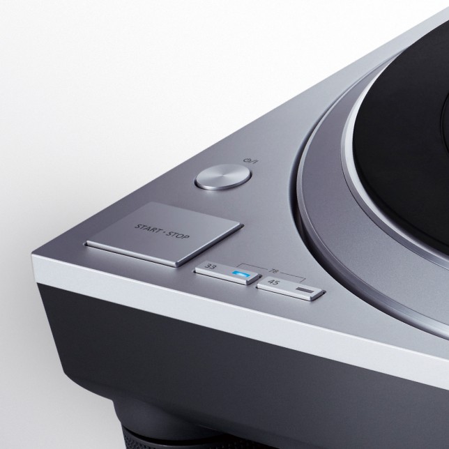 The specifications of the turntable indicate that a clamp for holding a record weighing up to 700 grams is allowed. This means that the engineers calculated such a moment and the support mechanism involves the use of additional weight on the support disk, which means it has the appropriate strength and reliability.