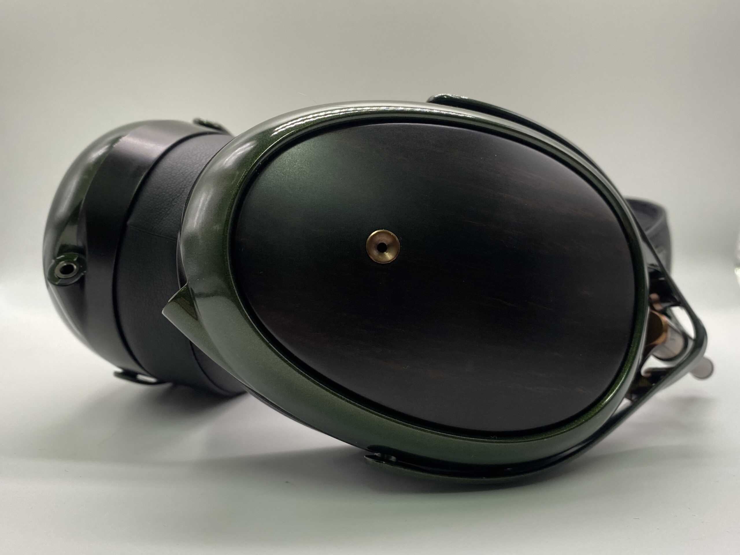 At the heart of the Meze Audio Strada is a 50-millimeter dynamic driver, derived from the one in the 109 PRO, specifically tuned for sealed enclosure use.