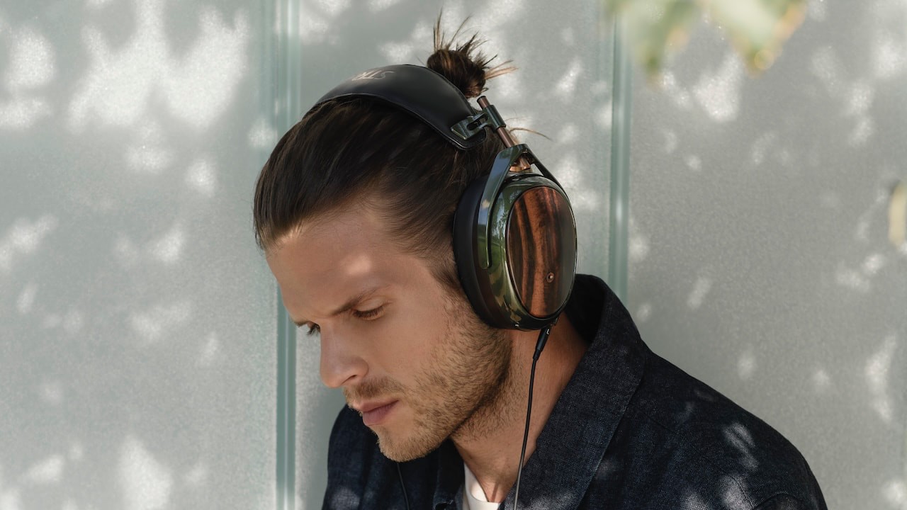 The headphones feature a fully serviceable construction with replaceable parts, intended to extend the product's lifespan.