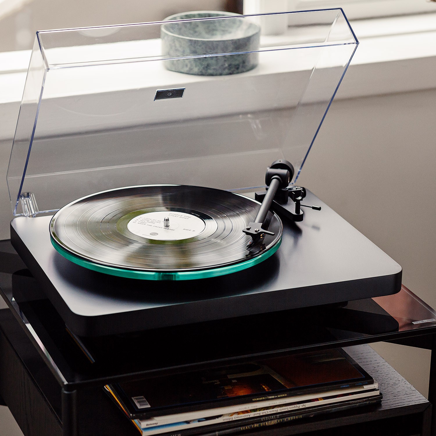 The C558 is a complete quality turntable with technical solutions at a truly serious level. The tonearm is an extra long 9" variant that provides better geometry in playback and thus lower distortion. The massive MDF plinth and glass platter help dampen resonances. The same applies to the heavy and beautiful dust cover, which is even friction-damped, so you can put it in the position you want.