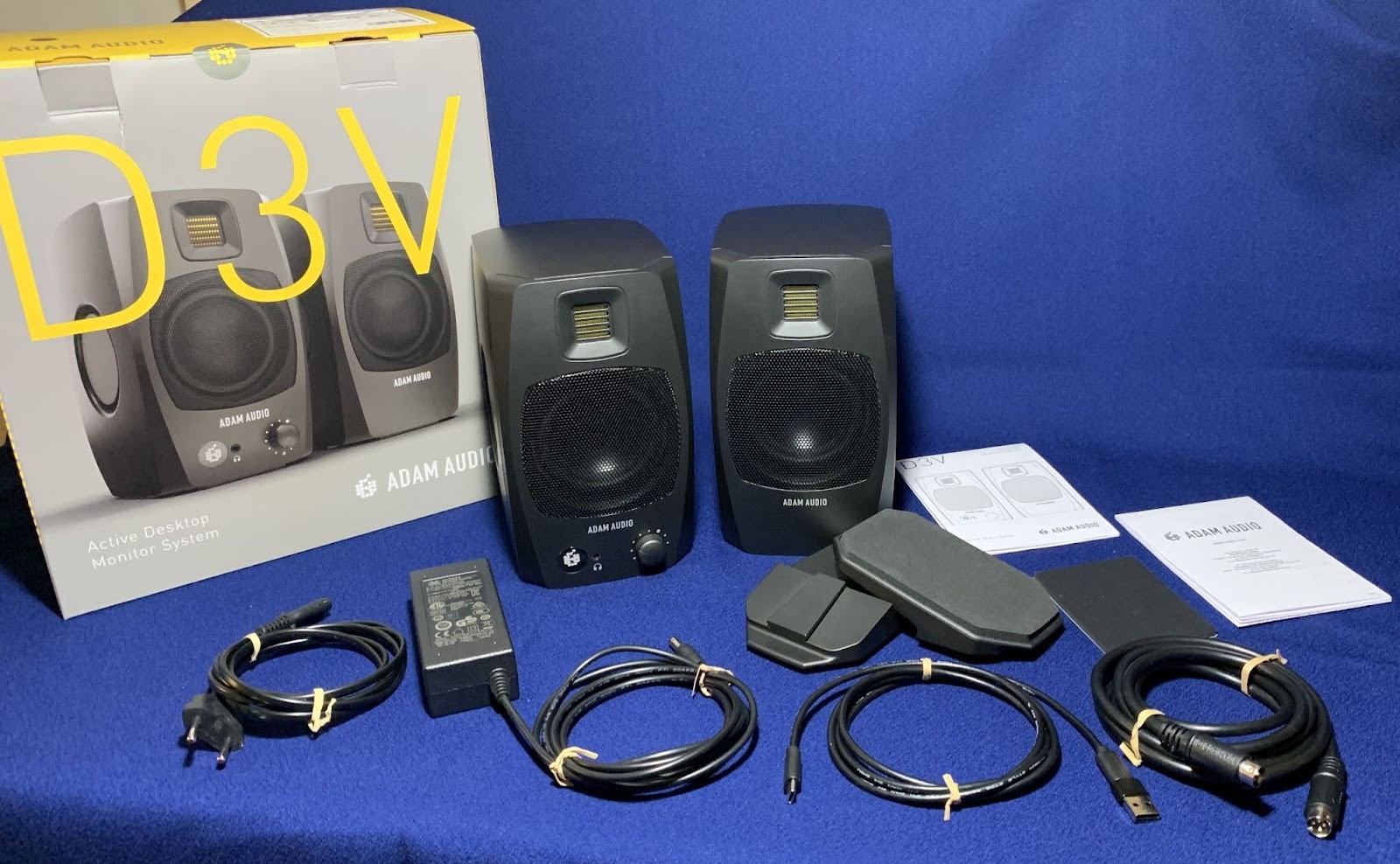 When you open the box, on top are cables neatly secured with double ties, an external power supply and documentation.