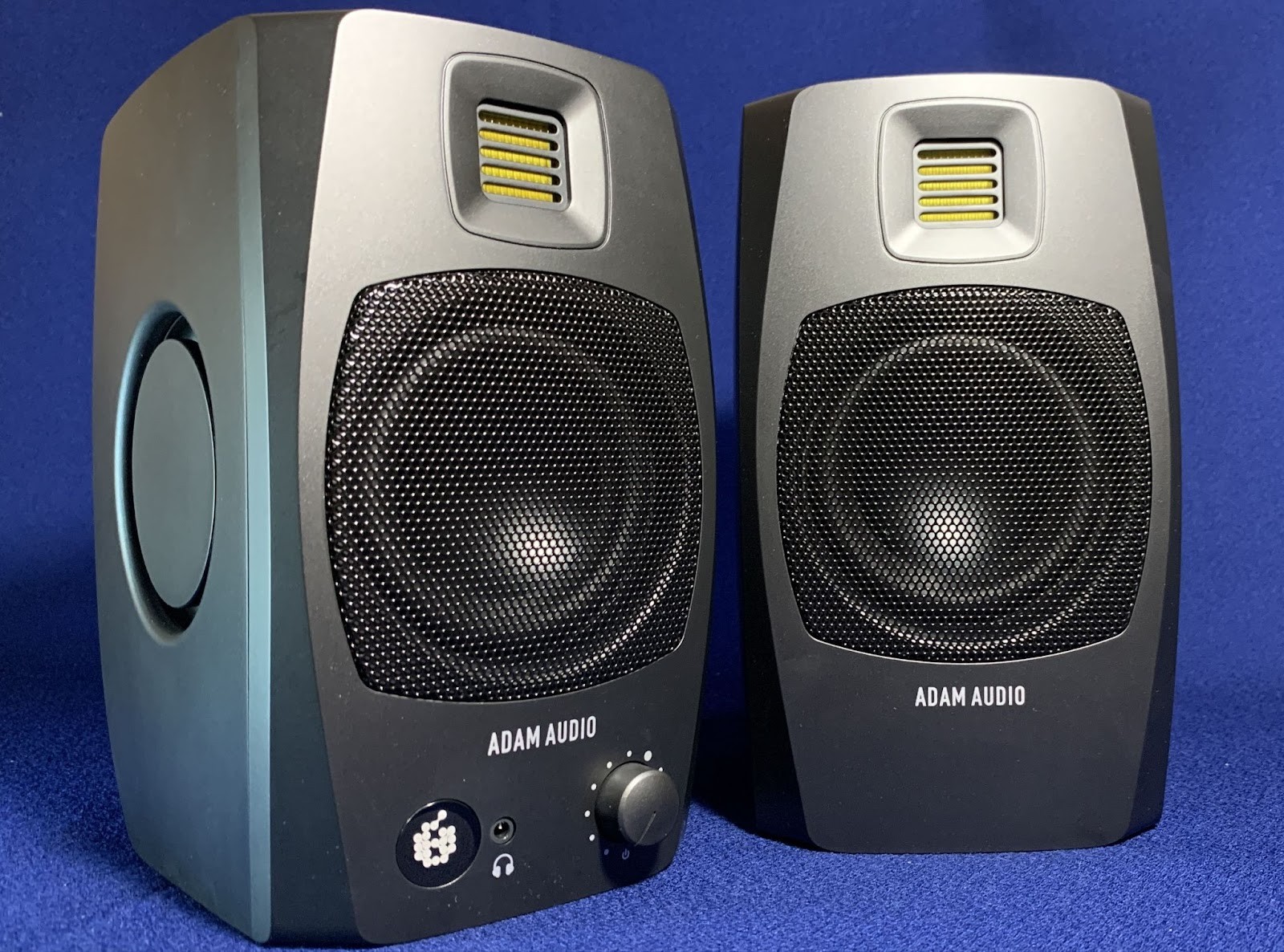 The design of the Adam Audio D3V case involves a slight rounding, which helps reduce diffraction at high frequencies.