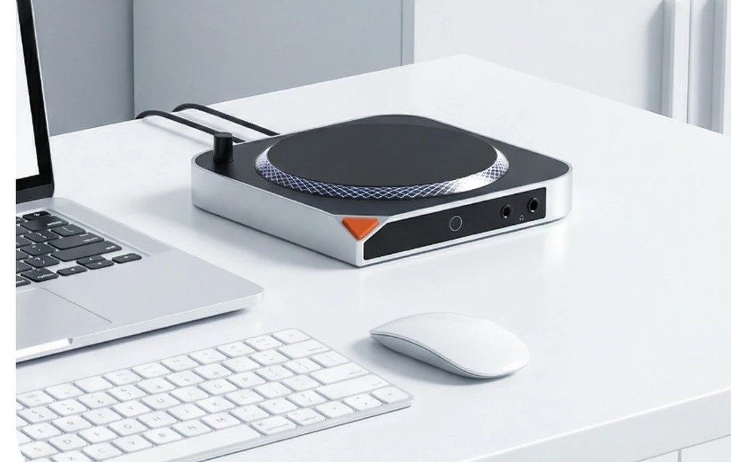 The SMSL DAC MINI features 3.5mm and 4.4mm headphone outputs, allowing you to connect both standard and balanced headphones.