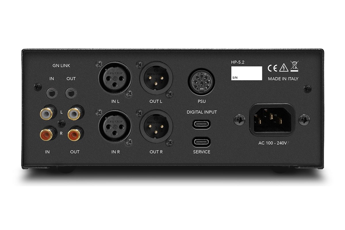 The ample power reserve ensures that the amplifier remains within its linear operating range, even with dynamically demanding material.