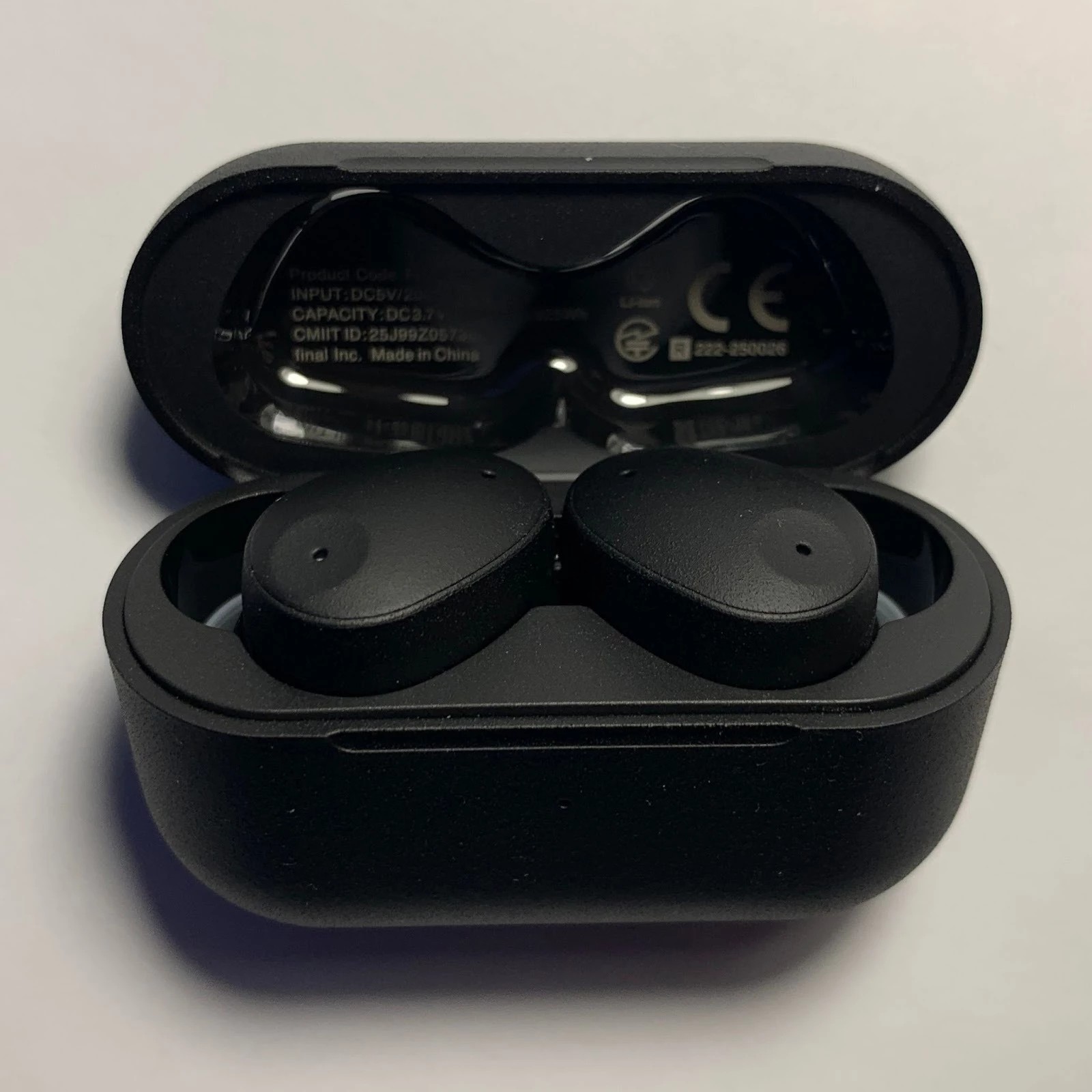 The case opens quite easily even with one hand. There is a deep groove on the front of the lid, which allows you to conveniently pick it up with your finger or nail. A little lower is the charge level / charging process indicator, but it is not very informative, as it has only two colors: white - when the charge is from 10 to 100%, and orange - when the charge drops below 10%.