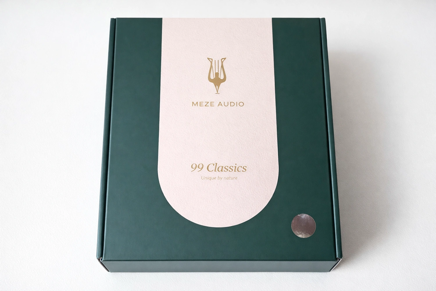 Meze 99 Classics 2nd Gen come in a large cardboard box. It looks minimalistic, but contains a certain amount of information