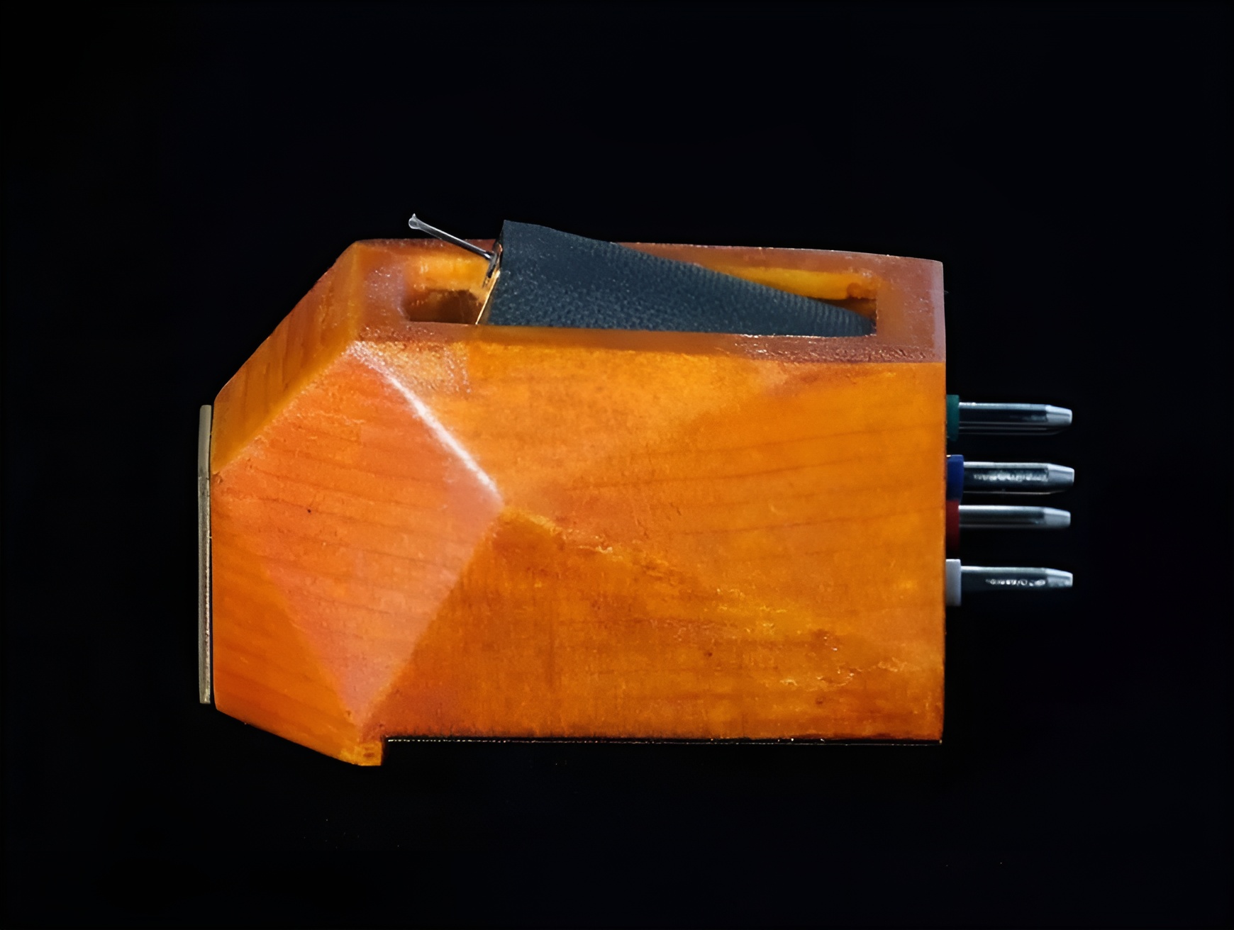 In addition to its exclusive wooden body, the Analog Relax EX700 cartridge features a special finish: a special "violin varnish" is mentioned on the cartridge's surface. 