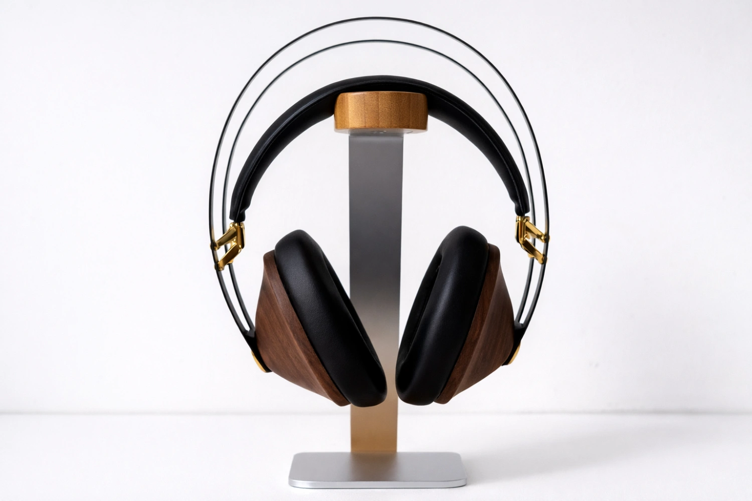 Internally, the updated 40 mm drivers and refined acoustic design aim to deliver tighter bass control, clearer mids, and improved overall balance.