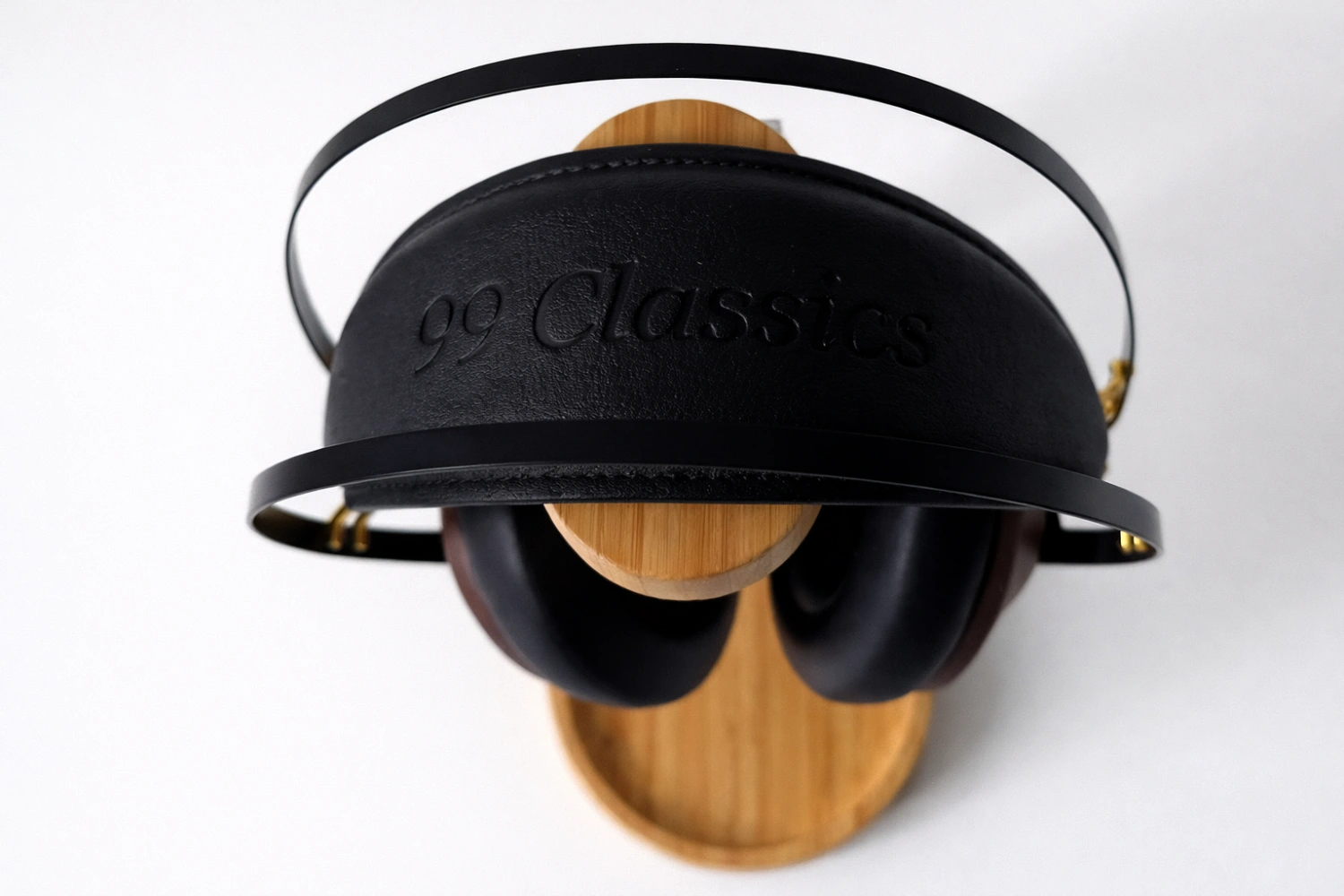 With their warm yet more refined tuning, the Meze 99 Classics V2 offer an engaging and versatile sound that works beautifully across many music genres.