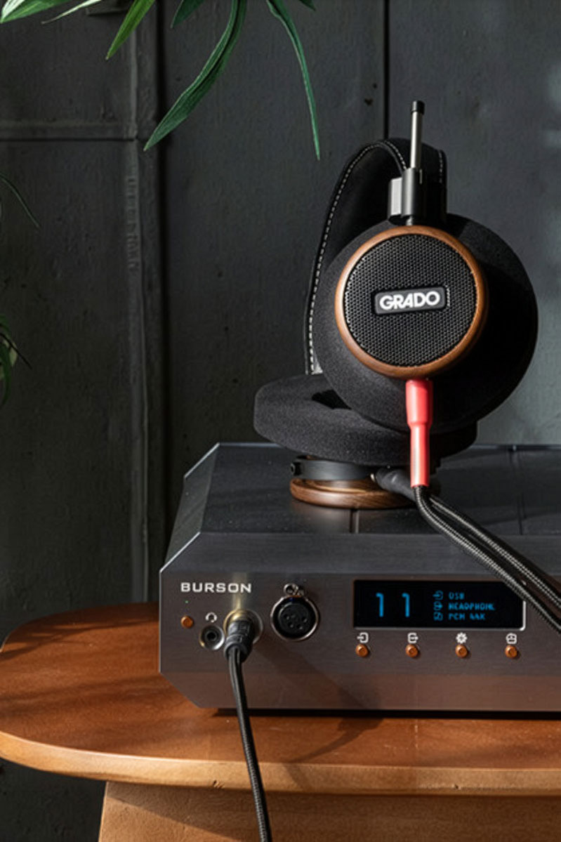 Detachable Signature Silver cables with a 4-pin mini-XLR connection allow the Grado S550 to adapt easily to different hi-fi and headphone amplifier setups.