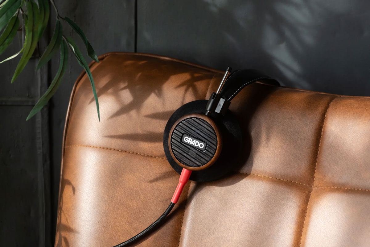 The open-back design of the Grado Signature S550 delivers an expansive soundstage and a spacious, lifelike presentation.