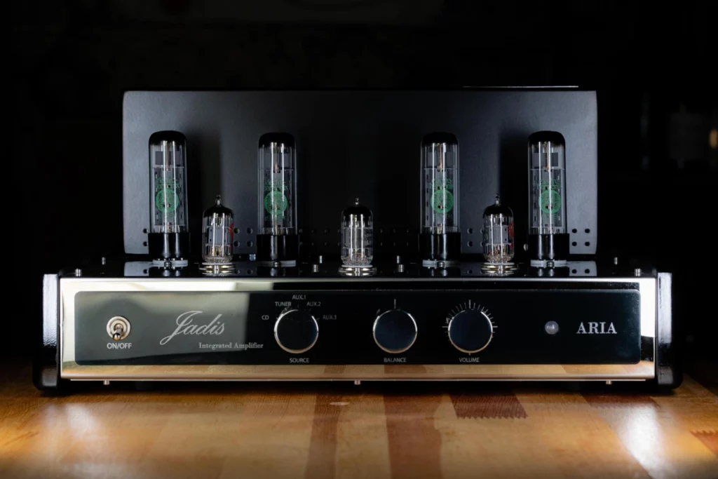 Jadis Aria redefines “entry-level” with point-to-point wiring, tube flexibility (EL34, KT88, KT120, 6CA7) and rich Class AB sound. Discover specs, design and why this French amp delivers pure audiophile emotion.