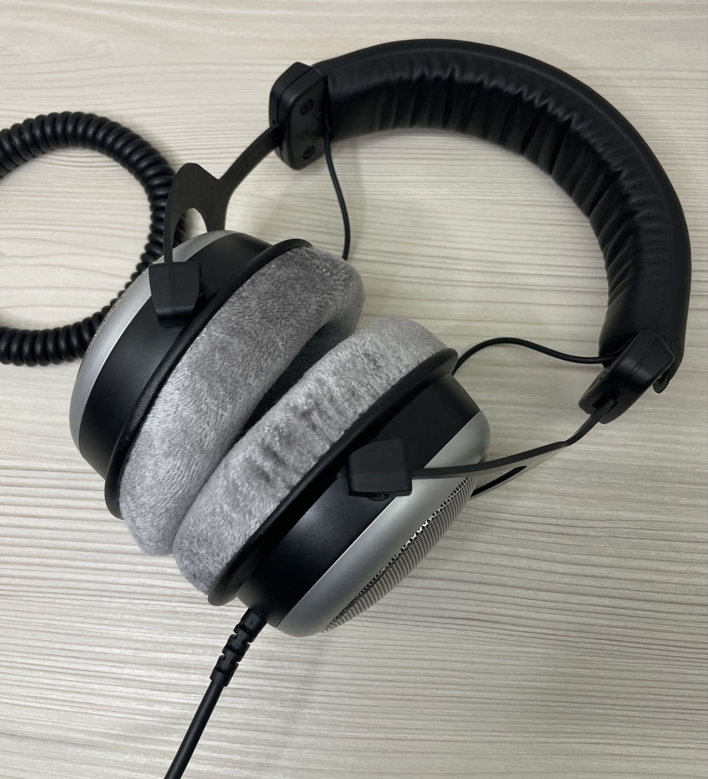The appearance of the 880 cannot be called revolutionary. It is concise, restrained, attractive and this is its main beauty. This model has remained true to the Beyerdynamic traditions for many years, offering users a recognizable and time-tested style.