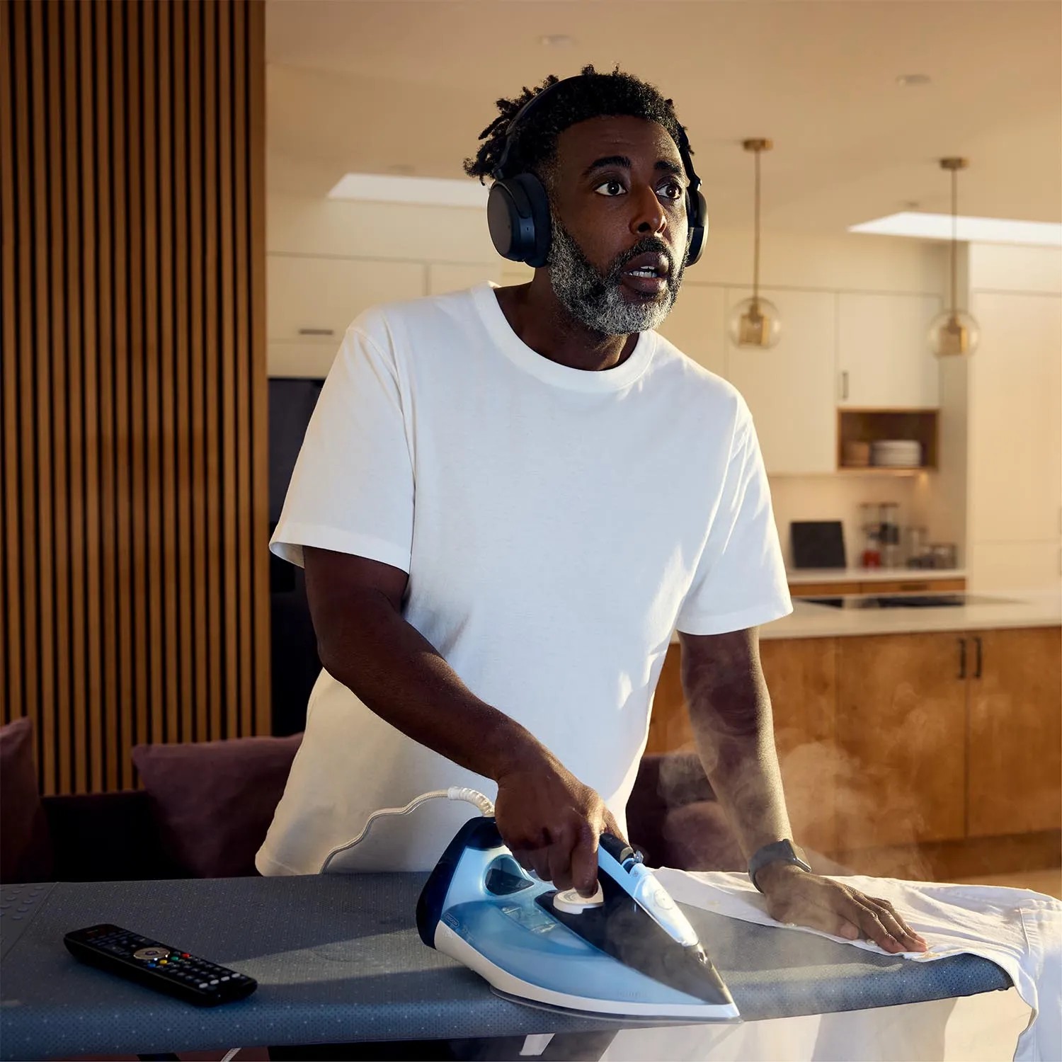 A clean, practical setup with charging stand and long battery life makes the RS 275 a perfect everyday companion.