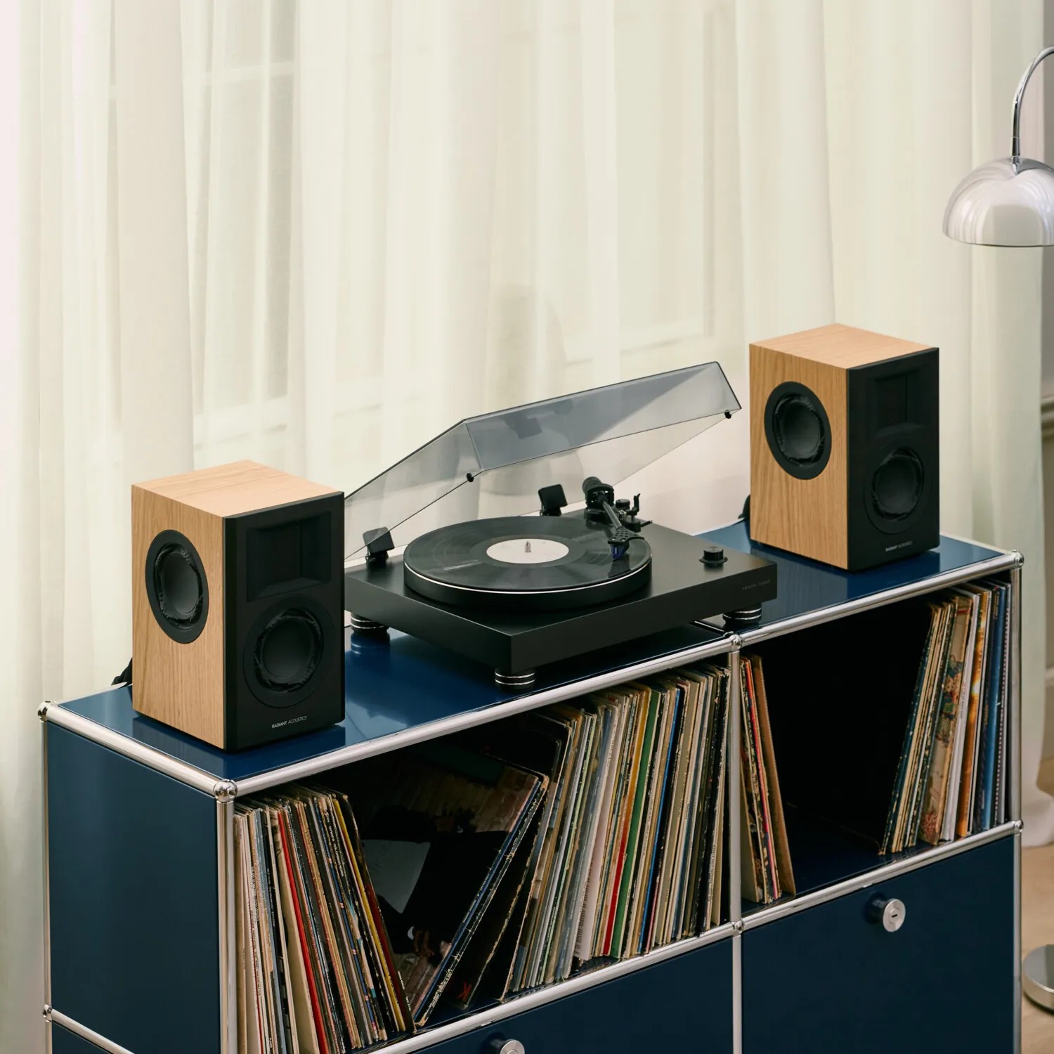 The custom AMT tweeter ensures airy highs and exceptional detail retrieval.